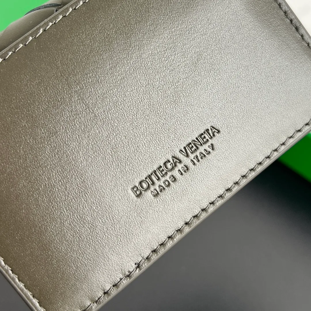 #2023 New Business Card Holder, 605720 The simple yet high-end feeling is definitely the BV woven bag. It is made of imported cowhide material. It is comfortable and textured. The business card is opened and closed with a flip cover. It is durable. There are two compartments inside. It can hold the daily amount of cards. Multiple color options. It is very suitable to be placed in a small bag for spring and summer. Exquisite and practical [happy] [happy] Size: 11x7.5x2.5 P520